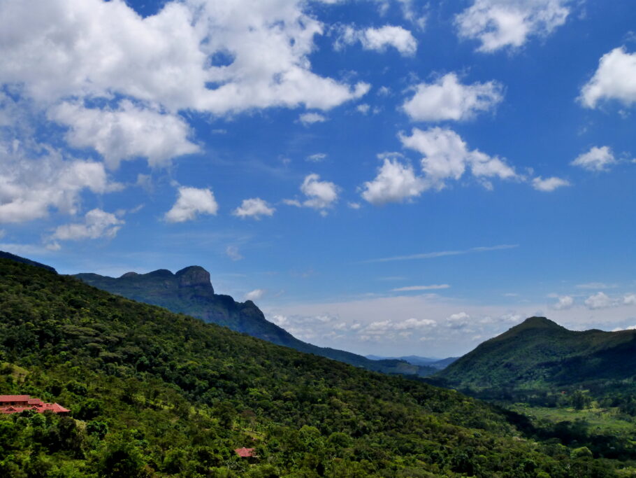 Pico do Papagaio à esquerda e Pedra do Leão à direita, no Vale do Matutu, em Aiuruoca, Minas Gerais