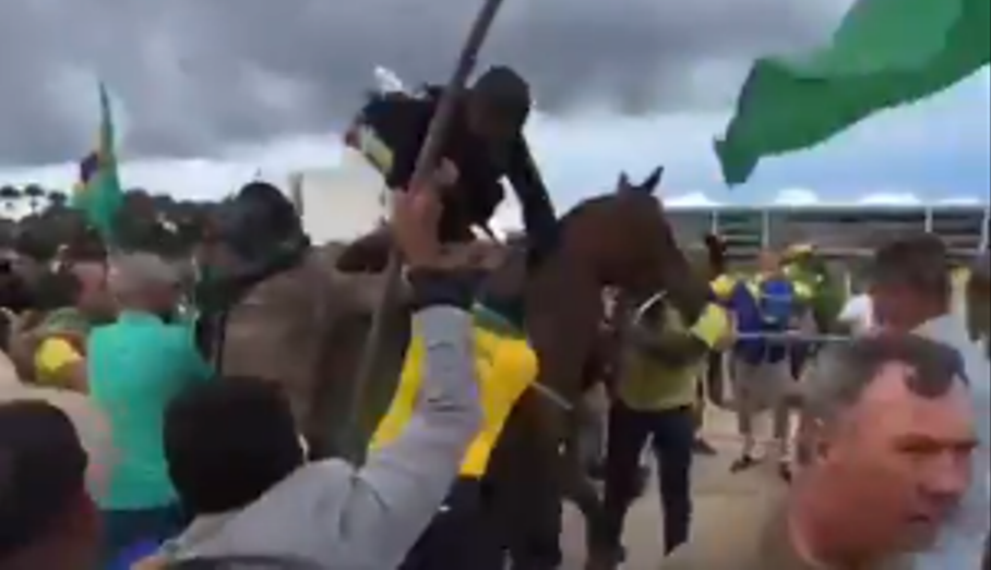 Policial da cavalaria é derrubado a pauladas por terroristas em Brasília