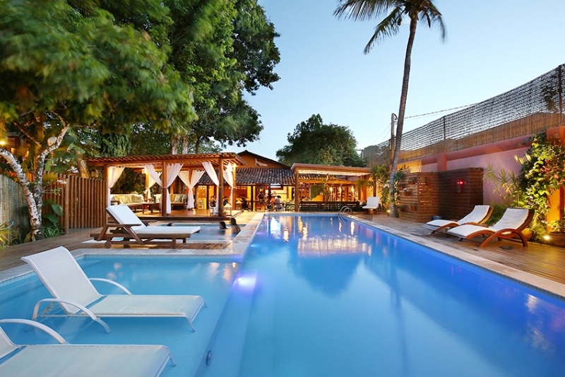 Área da piscina da pousada Quarto Crescente, em Trancoso, no sul da Baihia