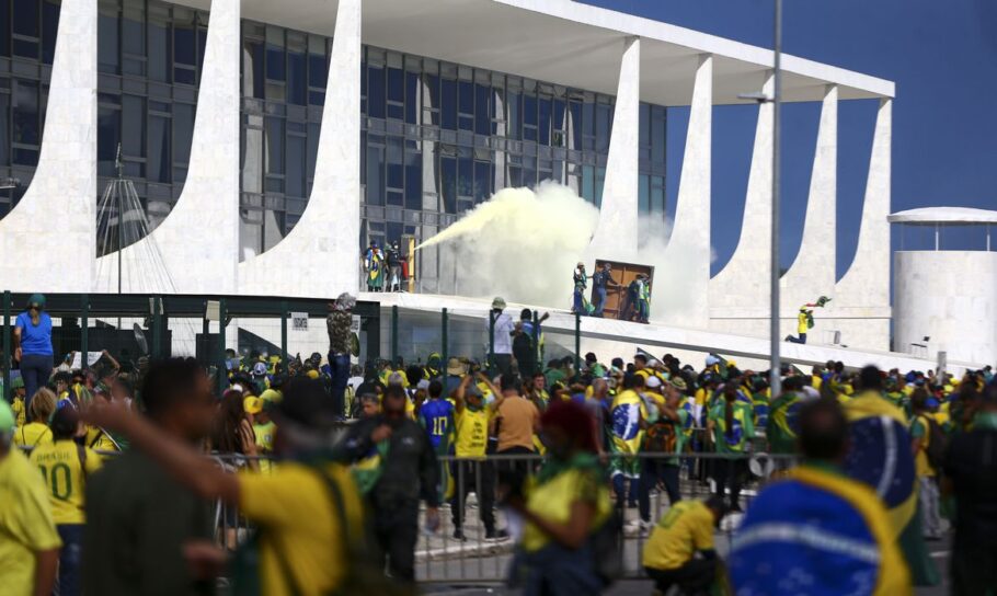 Terroristas invadem e vandalizam prédios do Congresso, STF e Palácio do Planalto