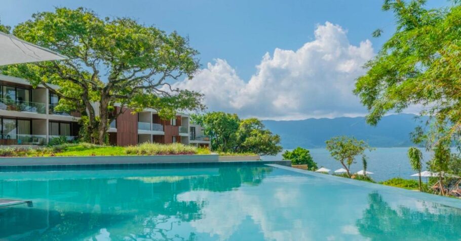 A bela piscina do Wyndham Casa di Sirena, em Ilhabela, no litoral norte de SP