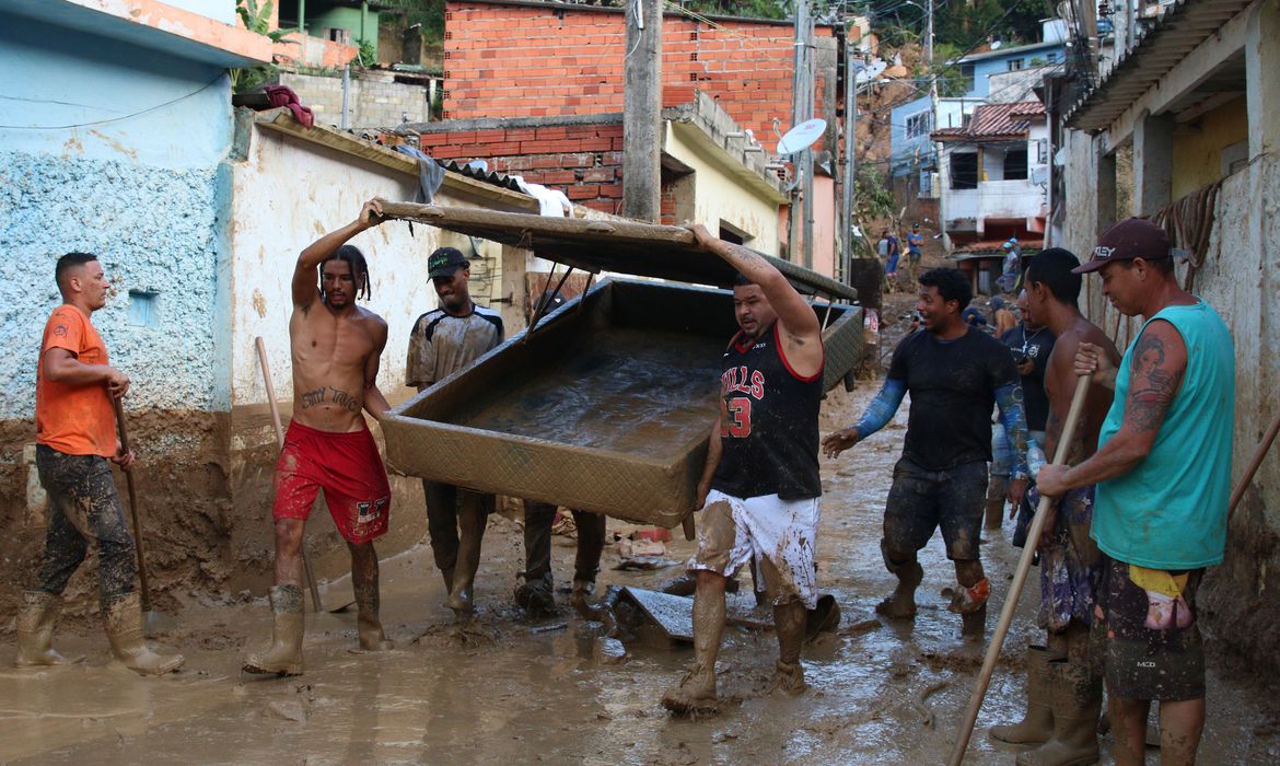 Seja voluntário e ajude a reconstruir o litoral norte de SP