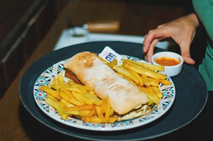 O versão de Maresias do típico do Choripan, um clássico das ruas argentinas, vem num pão ciabatta crocante, cebola caramelizada, chimichuri caseiro e ainda acompanha fritas