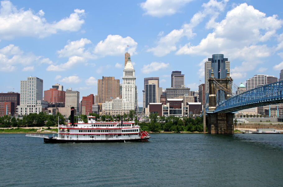 Vista do rio Ohio, com a cidade de Cincinnati ao fundo
