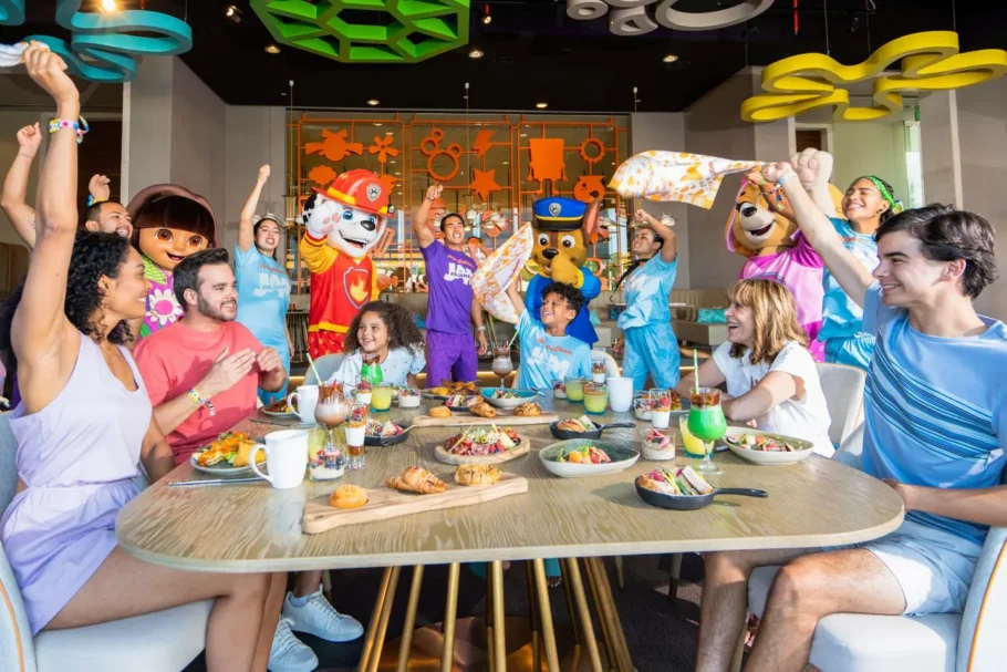 Resort da Nickelodeon transforma café da manhã em espetáculo