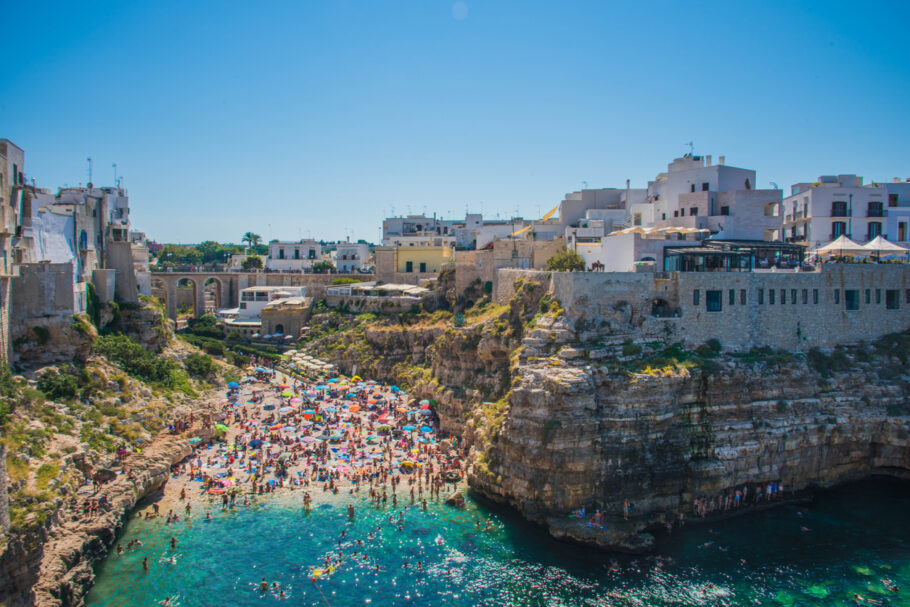 Polignano a Mare, na Itália, foi eleito o vilarejo mais acolhedor do mundo pela Bookng.com