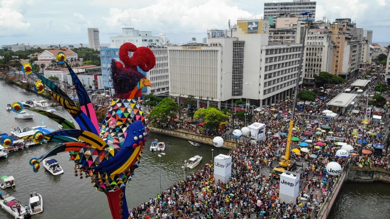 Galo da Madrugada arrasta multidão pelas ruas do Recife