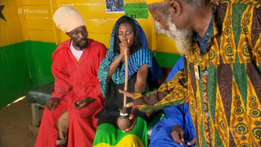 Glória Maria fuma maconha durante viagem à Jamaica