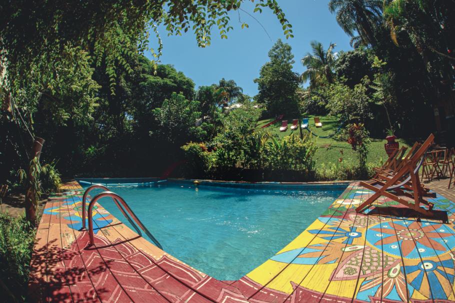 Vista da piscina do Hostel da Villa, em Ilhabela (SP)