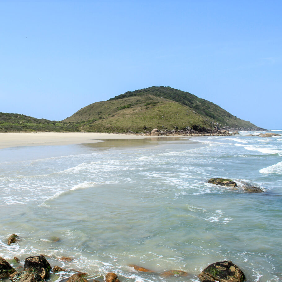 Praia na Ilha do Cardoso, em Cananéia, no litoral sul de SP