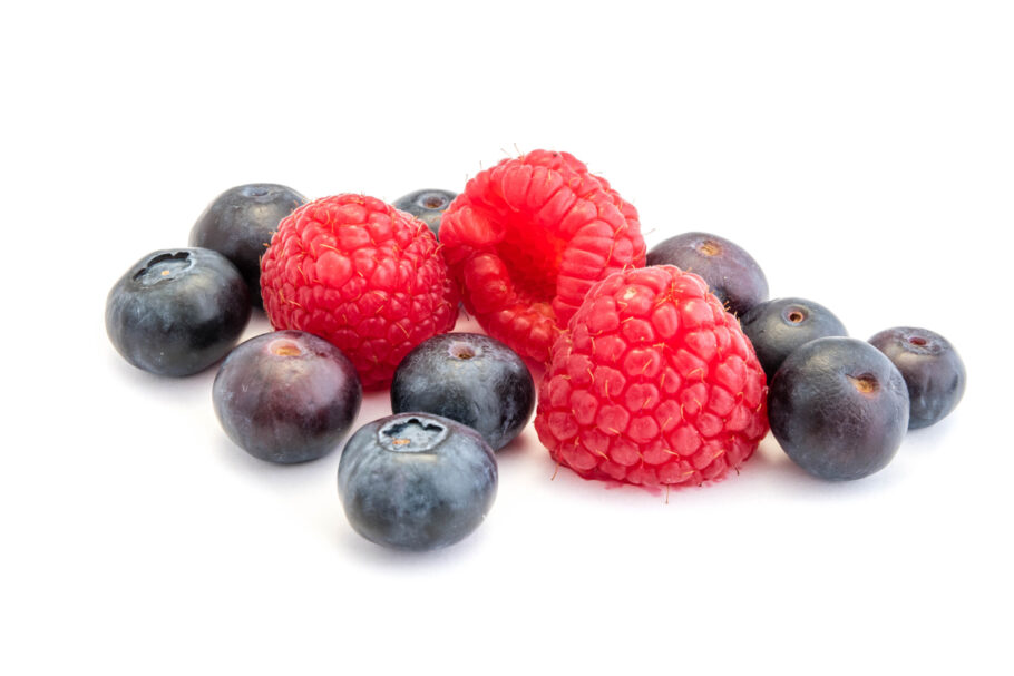 Framboesas e mirtilos são frutas com baixas calorias