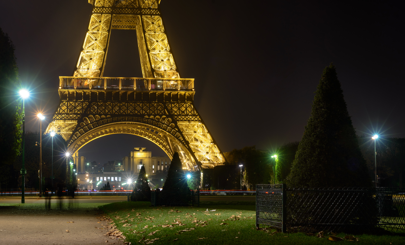 Brasileira estuprada nos jardins da Torre Eiffel estava acompanha da irmã mais velha