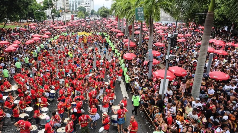 Monobloco desfila no Domingo após o Carnaval