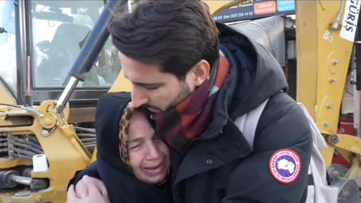 Turca pede abraço para repórter da Globo após terremotos no país