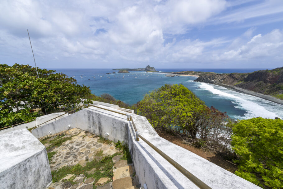 Vista de Fernando de Noronha a partir do Forte de Nossa Senhora dos Remedios