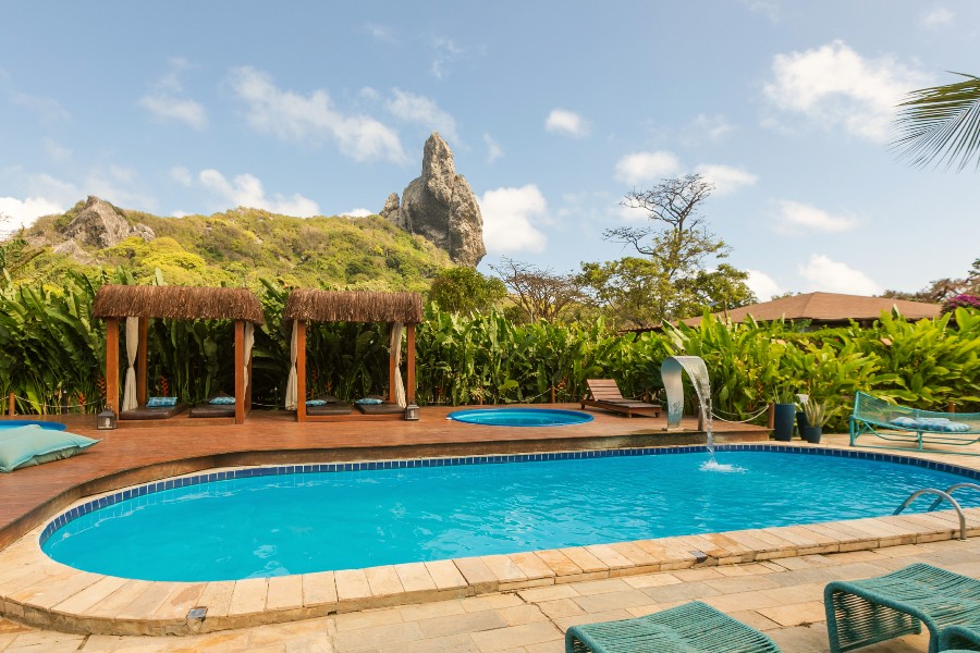 Piscina do Dolphin Viila Hotel, um dos estabelecimentos associados à APFN