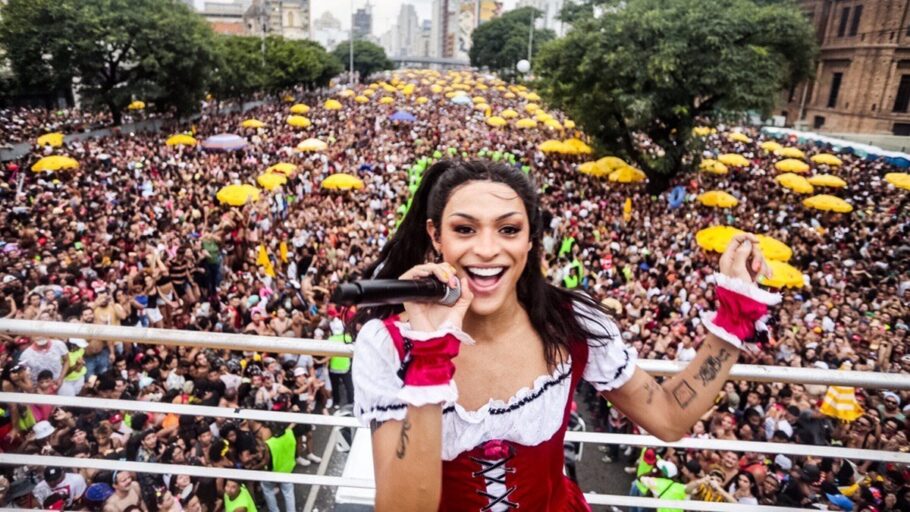 Bloco de Pabllo Vittar desfila no Carnaval, no Obelisco, em São Paulo