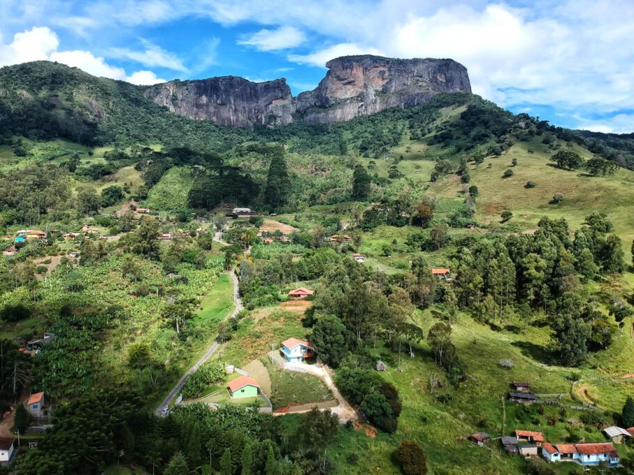 Vista da Pedra do Baú, cartão-postal de São Bento do Sapucaí, na Serra da Mantiqueira