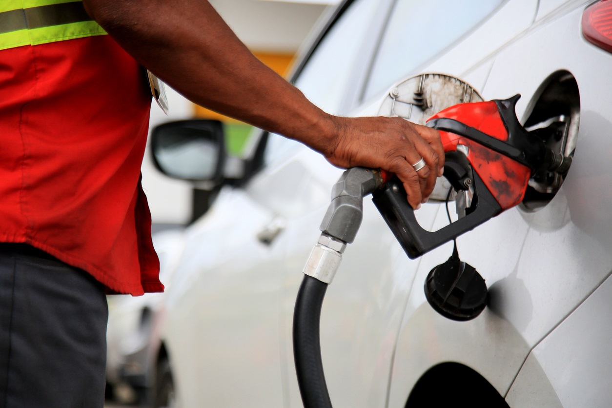 Por que governo Lula vai voltar a cobrar imposto que aumentará preço da gasolina?