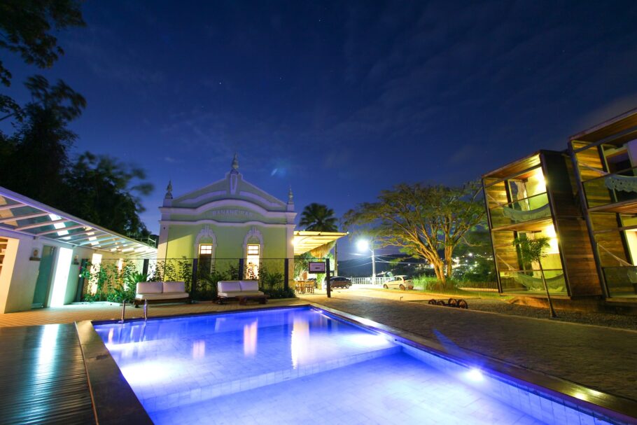 Vista da bela piscina do do hotel-boutique Estação Bananeiras