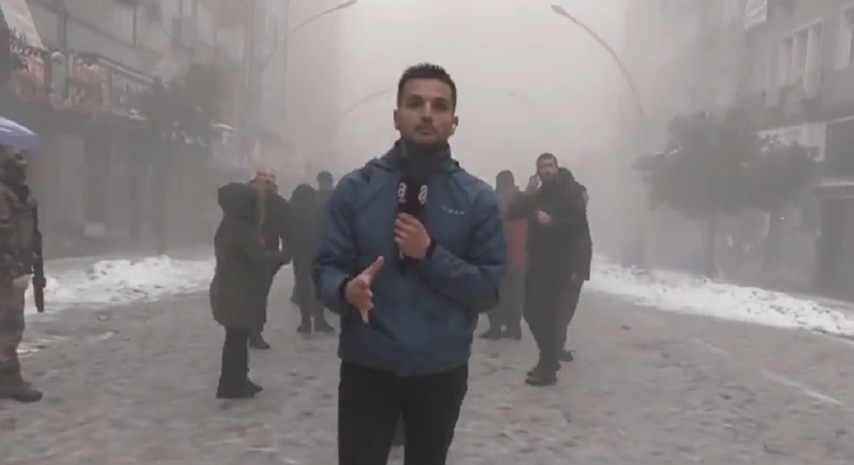 Vídeo: Repórter salva criança durante terremoto na Turquia