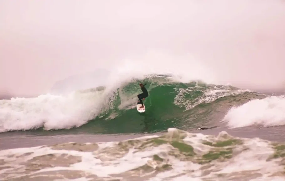 As boas ondas de Maresias atraem surfistas do mundo todo e, mesmo quem não pega onda, se reúne na areia para acompanhar as manobras