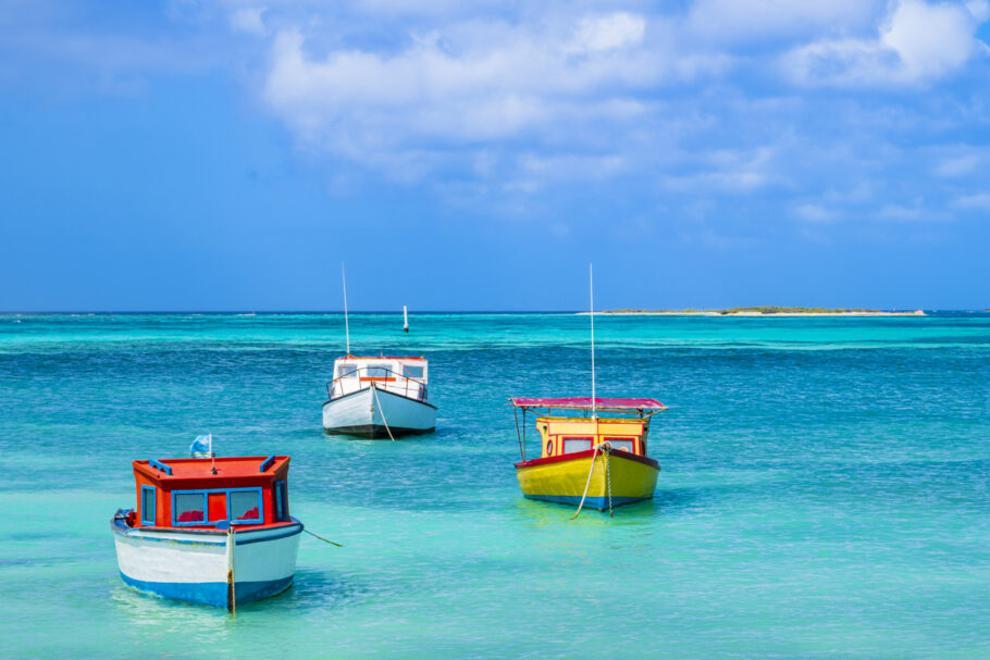 Rodger’s Beach, em Aruba; sol brilha praticamente todos os dias na ilha caribenha