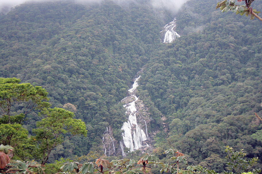 A Cachoeira Véu da Noiva vista da Rodovia Mogi-Bertioga