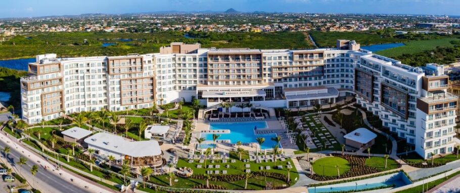 Vista do recém-inaugurado Embassy Suites by Hilton Aruba Resort, em Eagle Beach, Aruba