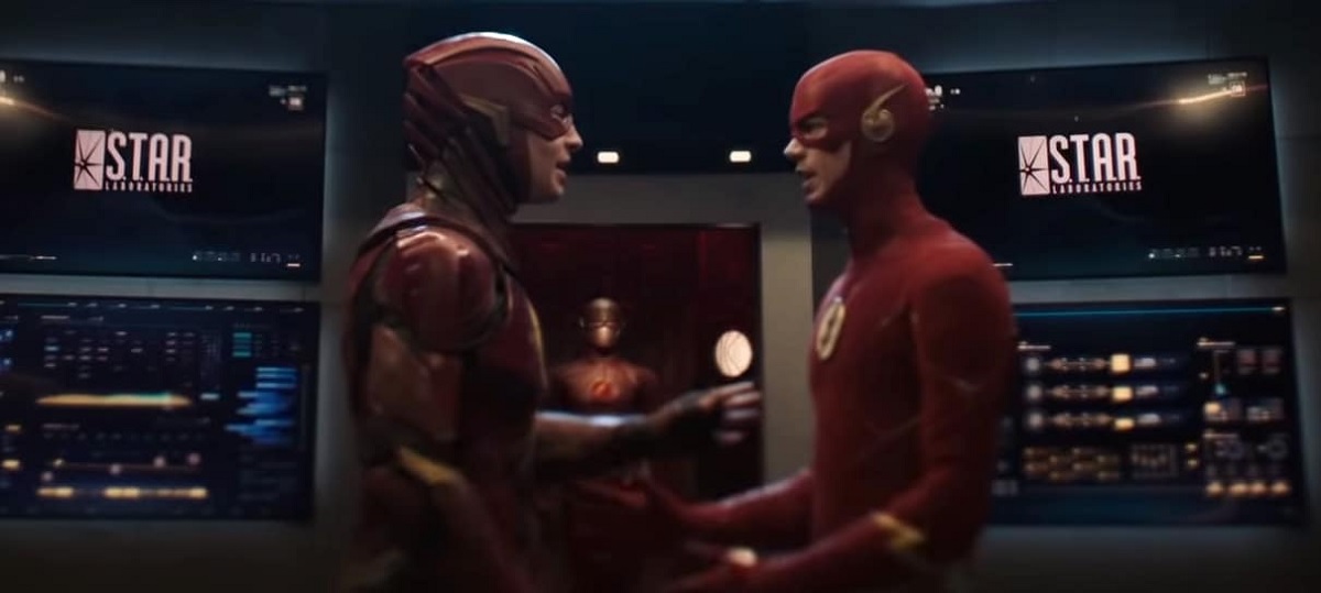 Ezra Miller e Grant Gustin como Flash
