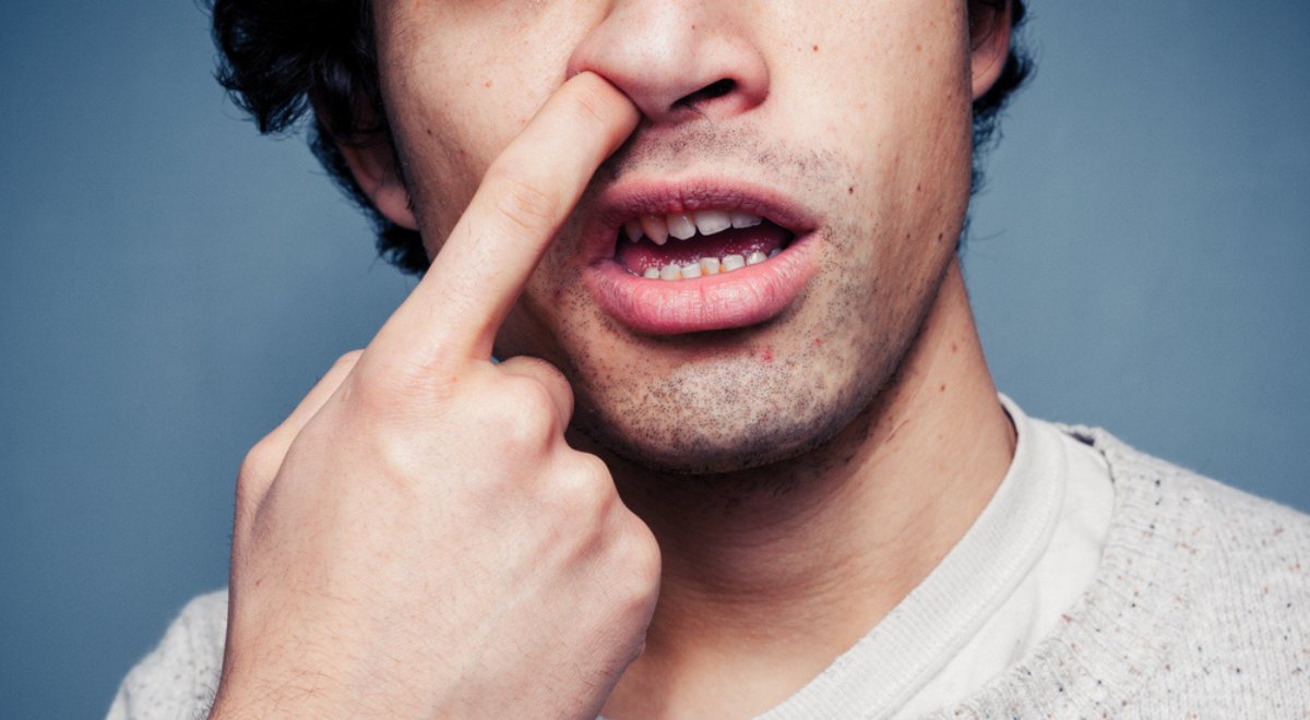 Limpar nariz com o dedo pode aumentar chances de Alzheimer