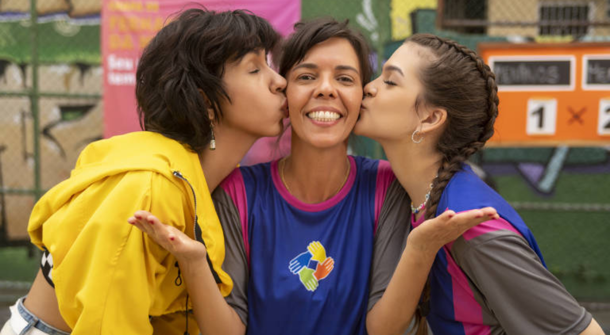 Ademara Barros e Mel Maia interpretam as filhas da personagem de Flávia Reis na série “Sem Filtro”
