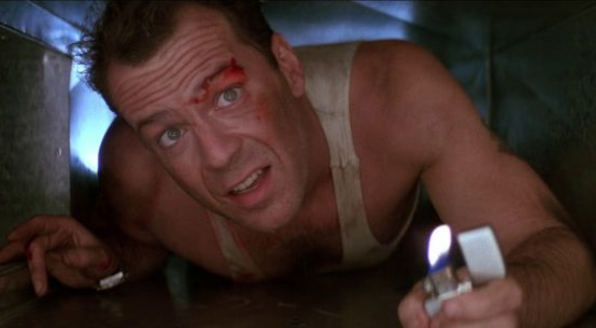 Cena do astro Bruce Willis, em “Duro de Matar” (1988), rastejando pelos dutos