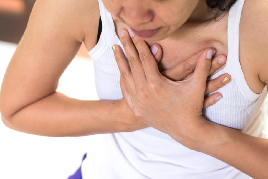 Dor ou desconforto no peito é um dos sintomas do câncer de esôfago