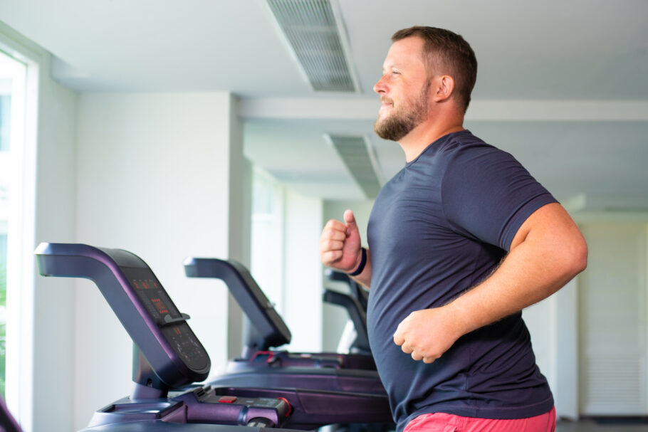 Exercícios físicos são umas das práticas saudáveis que diminuem risco de alguns tipos de câncer