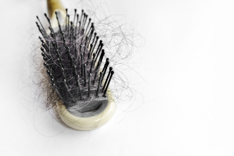 Queda de cabelo pode ter inúmeras causas. É preciso investigar antes de tentar resolver