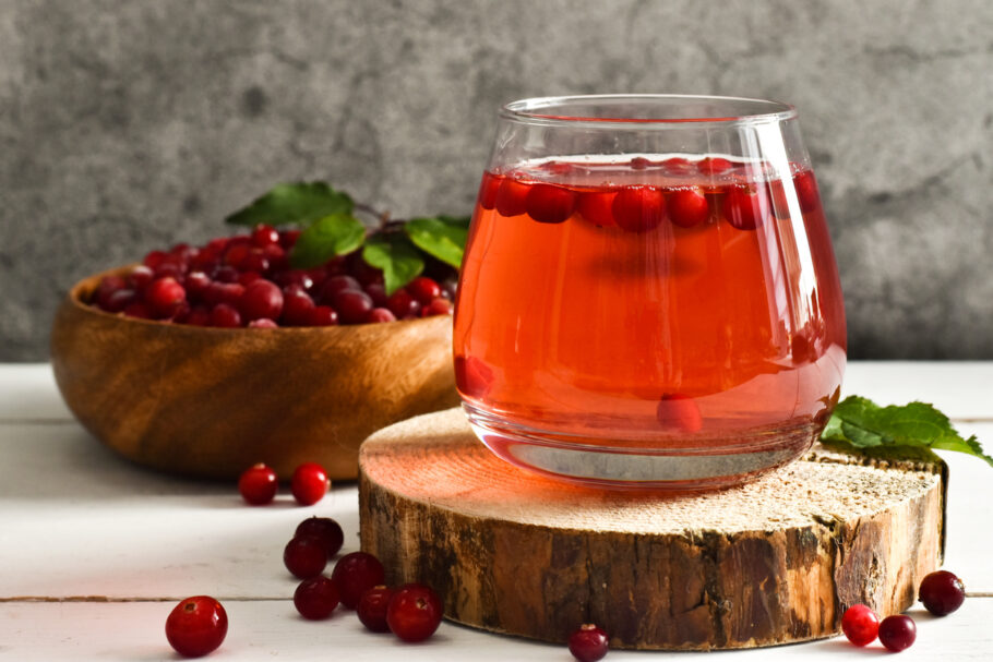 Estudos já atestaram o suco de cranberry como um remédio natural contra infecção urinária