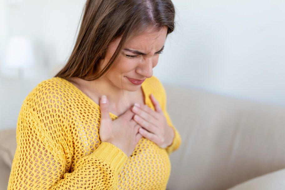 Dor no peito pode aparecer nos seis meses a um ano após o diagnóstico de covid