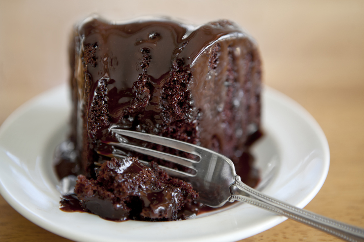 Saudável sem perder o sabor: aprenda a fazer um bolo de chocolate delicioso sem farinha de trigo – iStock / jessicaphoto