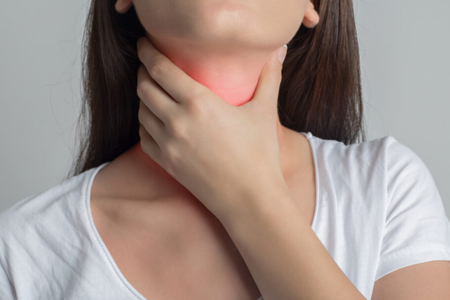 Nódulo e dificuldade de engolir são alguns dos sintomas do câncer de garganta