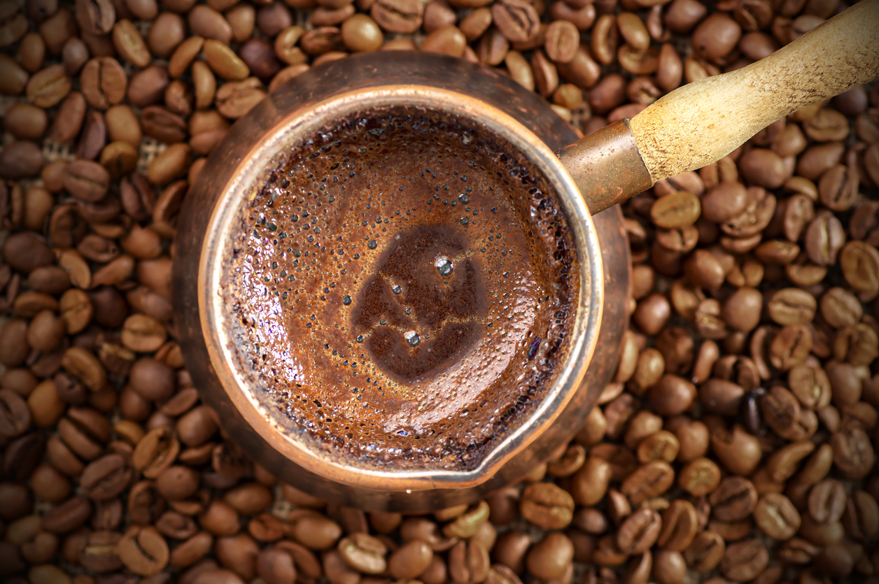 O café é uma importante fonte de antioxidantes e contém uma série de nutrientes, como vitaminas B2, B3 e B5  – iStock/Getty Images