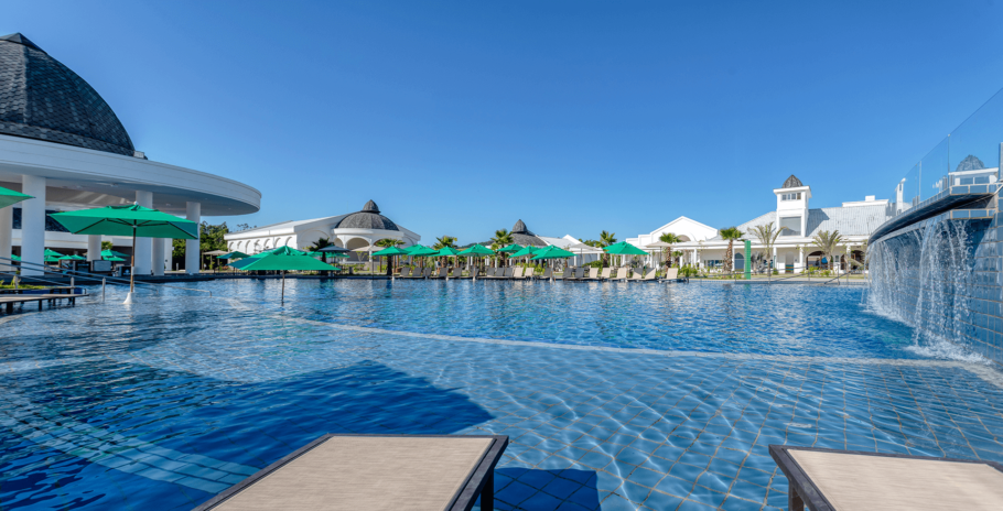 A piscina principal do Jardins de Jurema Convention & Termas Resort; água quentinha o ano todo