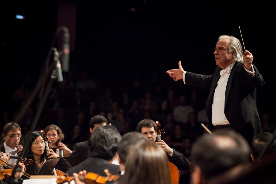 O maestro João Carlos Martins e a Orquestra Bachiana Filarmônica SESI-SP se apresentam gratuitamente