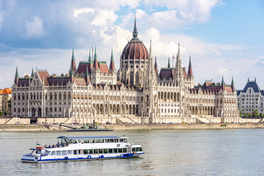 A imponente sede do Parlamento húngaro, em Budapeste, foi eleita a melhor atração do mundo