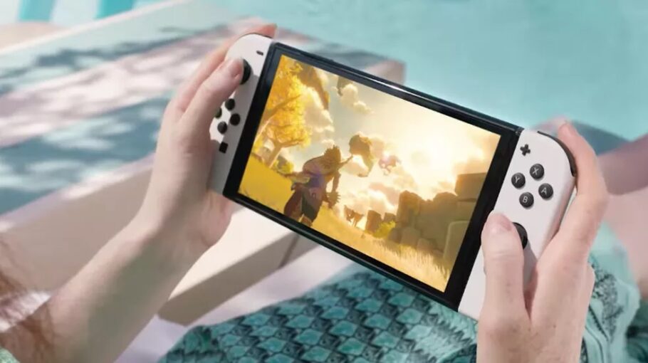 Esta nova versão do Nintendo Switch vem com uma tela OLED de 7 polegadas, um sistema de áudio aprimorado e armazenamento interno de 64GB – com a possibilidade de expandir esse espaço com cartões SD