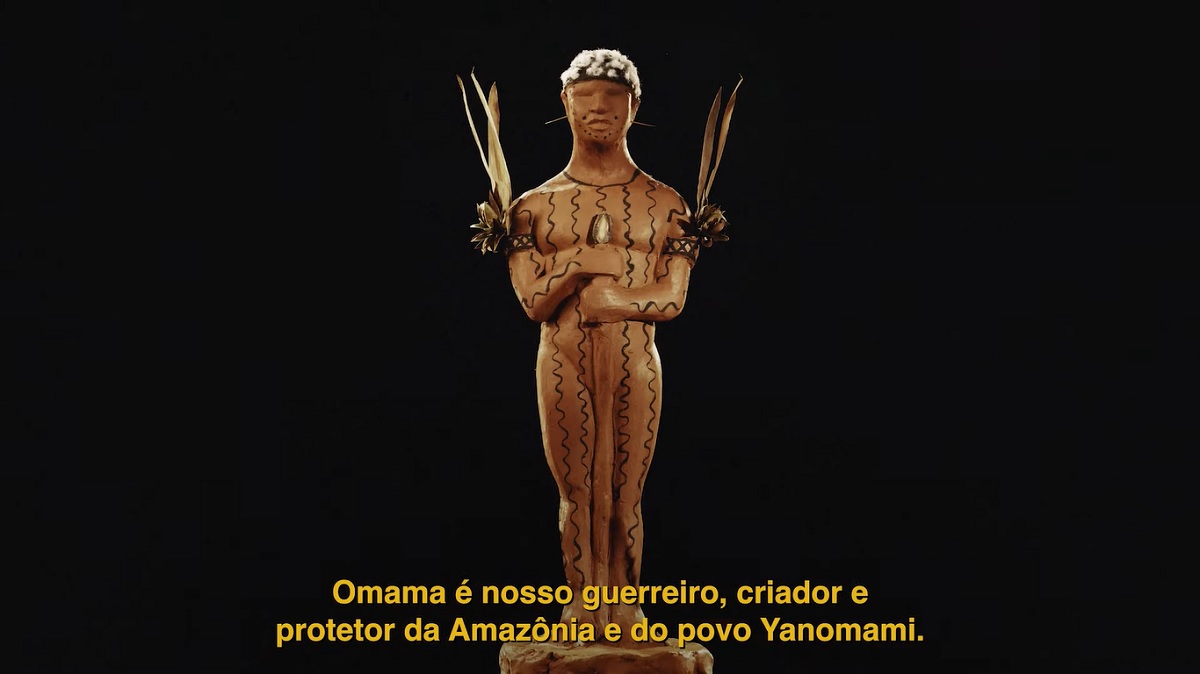 Indígenas Yanomami entregam troféu de madeira no Oscar