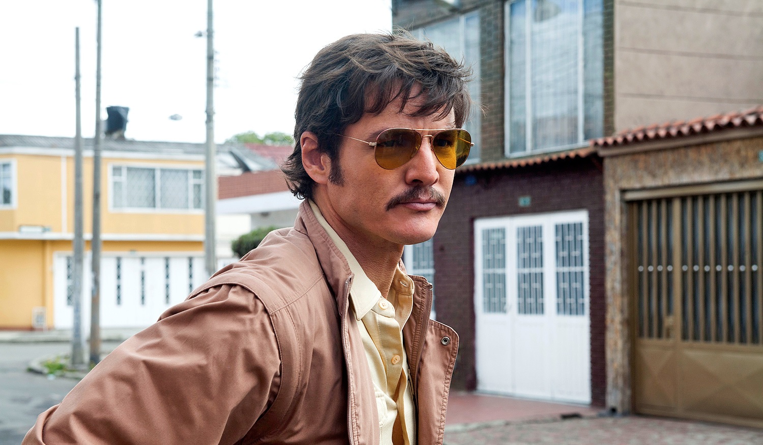 Pedro Pascal interpretando agente Javier Peña em Narcos