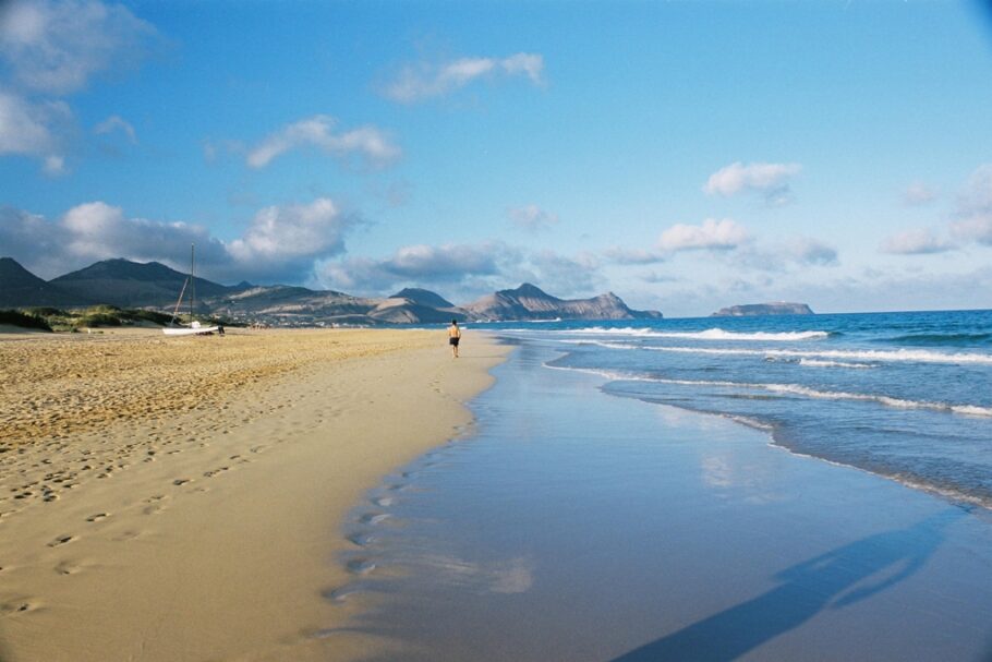 Praia de Porto Santo tem 9 km ininterruptos de faixa de areia