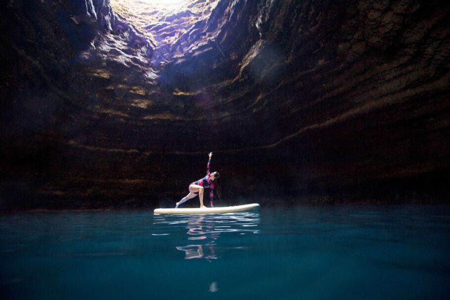 Stand-up Paddleboard Yoga na caverna
