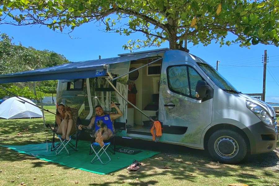 Patrícia e Mateus, com Armandinho e Nina, e o motorhome em Guarapari (ES)